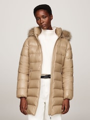 Коричневый - Tommy Hilfiger Глянцевое пуховое пальто Tyra коричневого цвета с искусственным мехом - Изображение 1 из 5