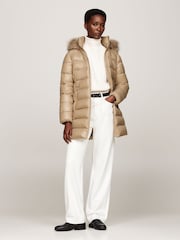 Коричневый - Tommy Hilfiger Глянцевое пуховое пальто Tyra коричневого цвета с искусственным мехом - Изображение 3 из 5