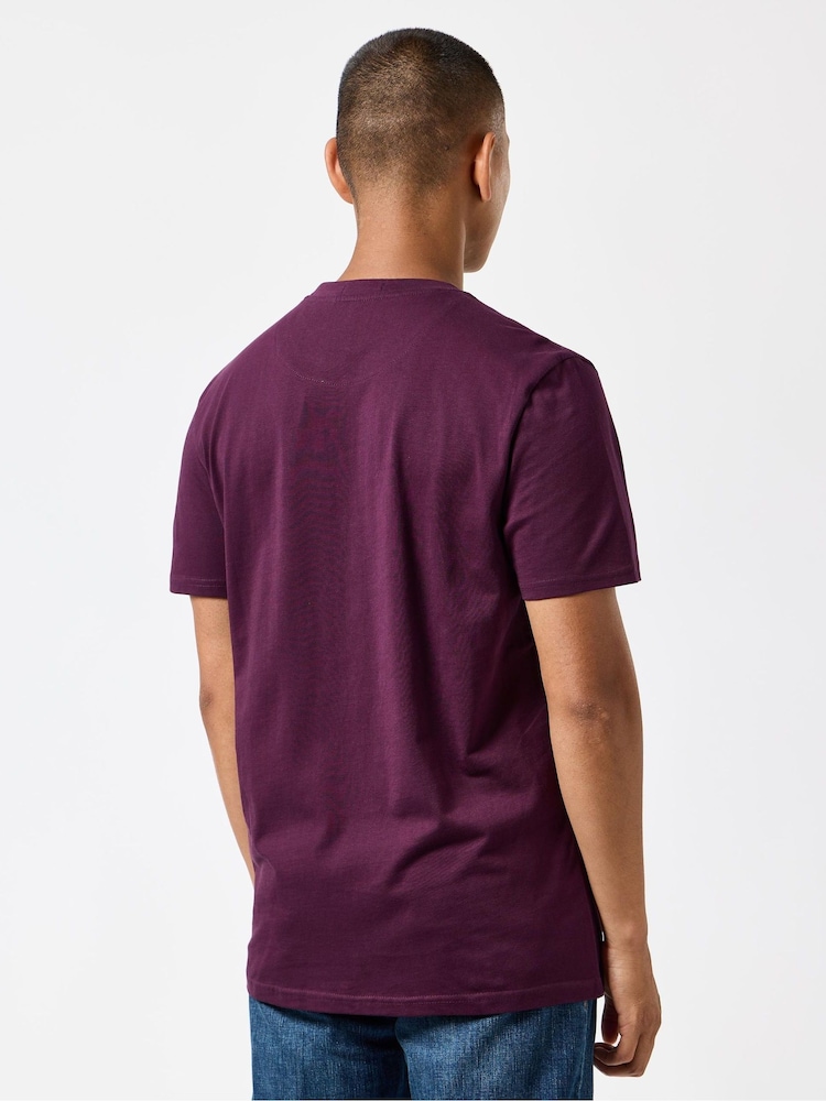 Lila - Weekend Offender Cannon Beach Herren-T-Shirt mit klassischem Abzeichen - Bild 2 von 5