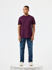 Lila - Weekend Offender Cannon Beach Herren-T-Shirt mit klassischem Abzeichen - Bild 3 von 5