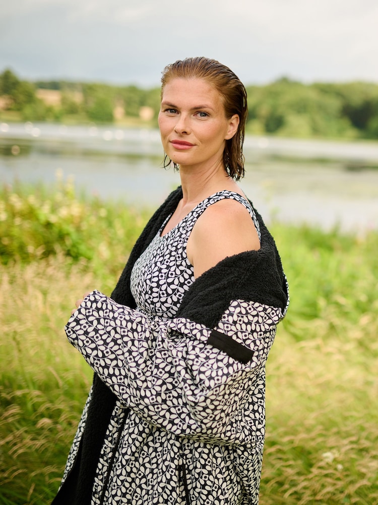 Regatta Black/chrome Womens Orla Kiely Changing Robes - Image 1 of 11