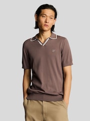 قميص بولو قطن محبوك بياقة مفتوحة بتصميم متباين من Lyle & Scott - صورة 1 من 5
