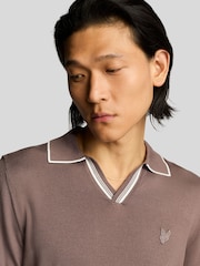 قميص بولو قطن محبوك بياقة مفتوحة بتصميم متباين من Lyle & Scott - صورة 4 من 5