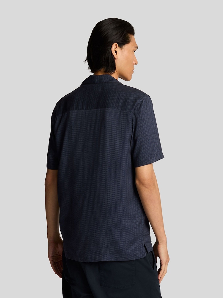 Lyle & Scott Geo Motif Printed Revere Shirt - Imagen 2 de 4