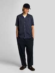 Lyle & Scott Geo Motif Printed Revere Shirt - Imagen 3 de 4