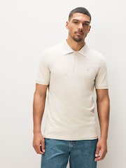 قميص بولو بالغ النعومة بتصميم حافة ياقة متباينة من Lyle & Scott - صورة 1 من 4