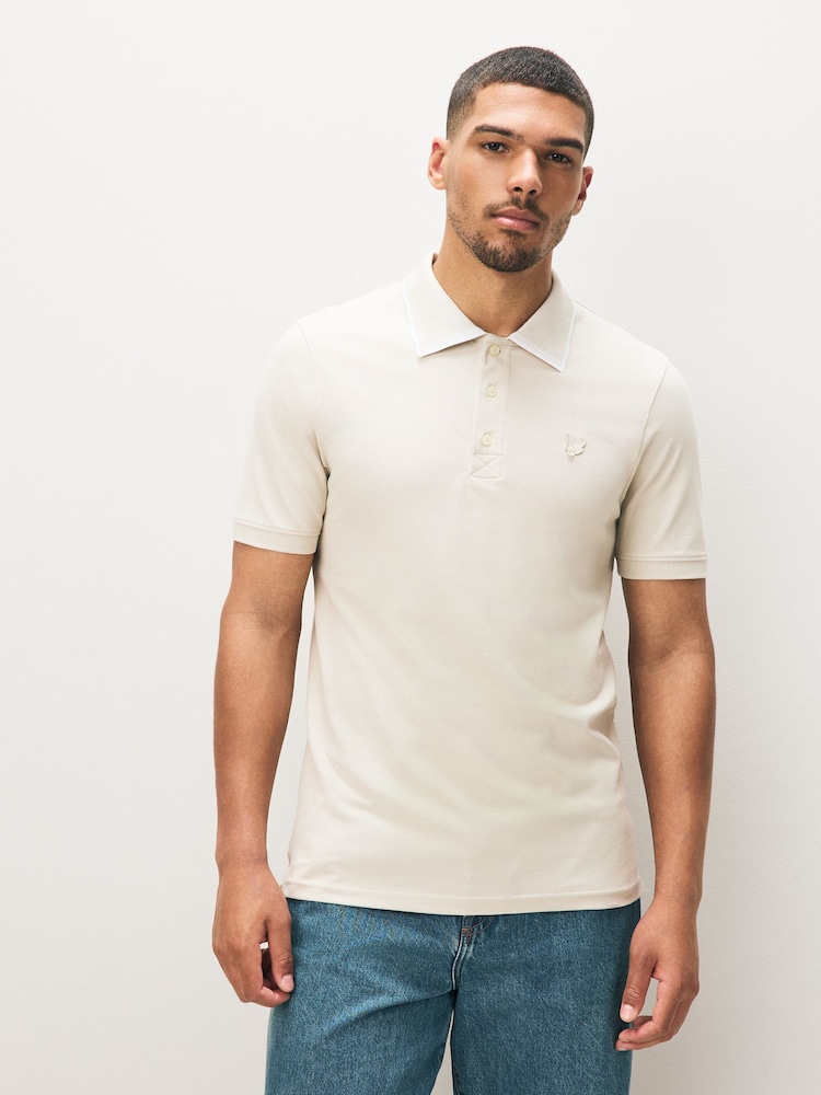 قميص بولو بالغ النعومة بتصميم حافة ياقة متباينة من Lyle & Scott - صورة 1 من 4