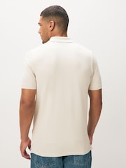 قميص بولو بالغ النعومة بتصميم حافة ياقة متباينة من Lyle & Scott - صورة 2 من 4