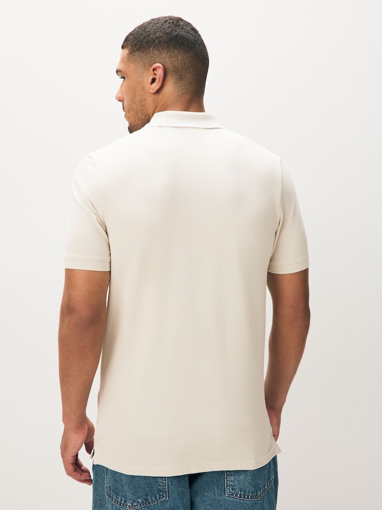 قميص بولو بالغ النعومة بتصميم حافة ياقة متباينة من Lyle & Scott - صورة 2 من 4
