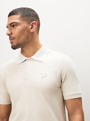قميص بولو بالغ النعومة بتصميم حافة ياقة متباينة من Lyle & Scott - صورة 4 من 4