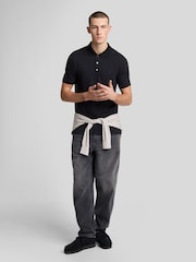 أسود - قميص بولو بملمس ناعم للغاية من Lyle & Scott - صورة 2 من 4