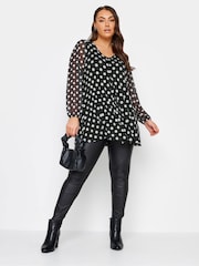 Top con vuelo de malla con estampado de lunares de Yours Curve - Imagen 2 de 4