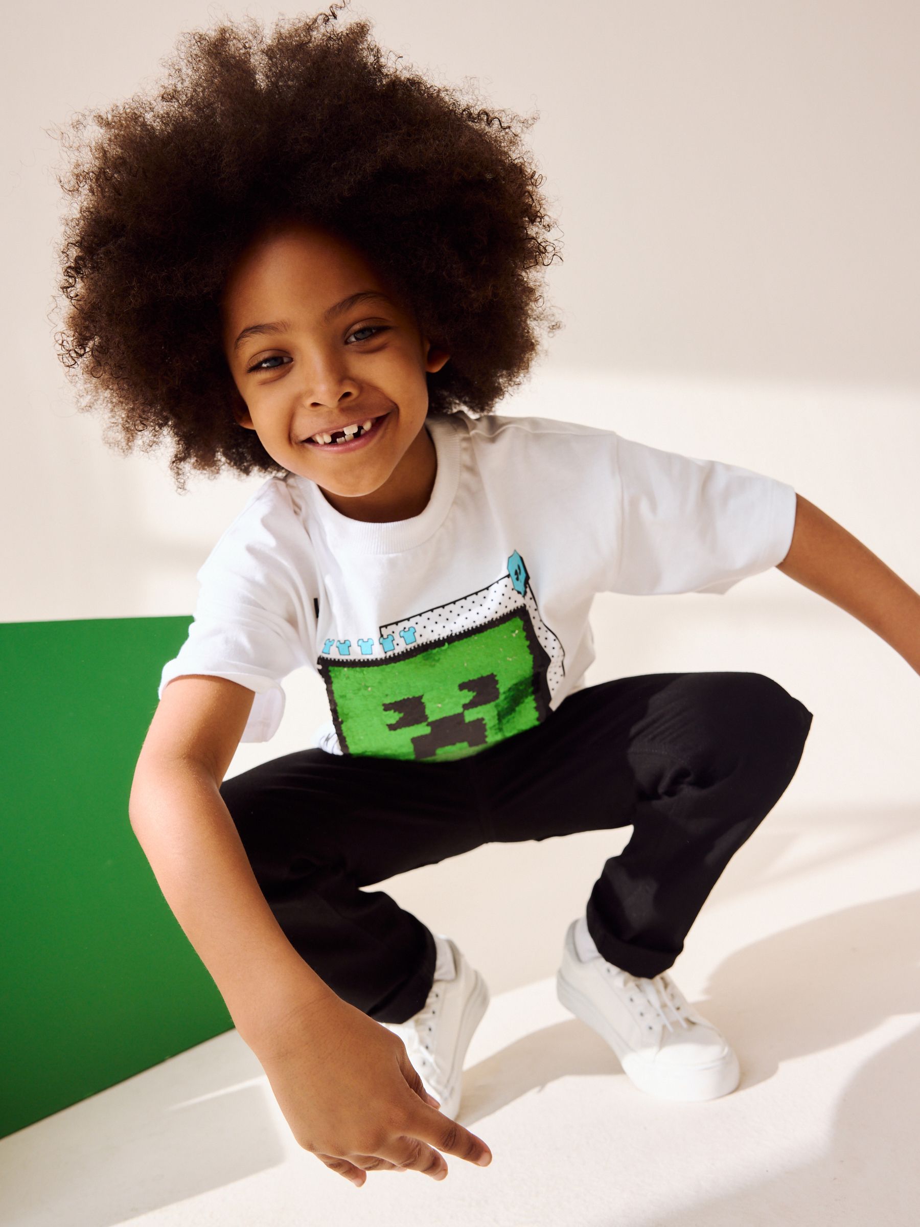 Next：日本 ホワイト - ボールド Minecraft Tシャツ（3～16 歳） from