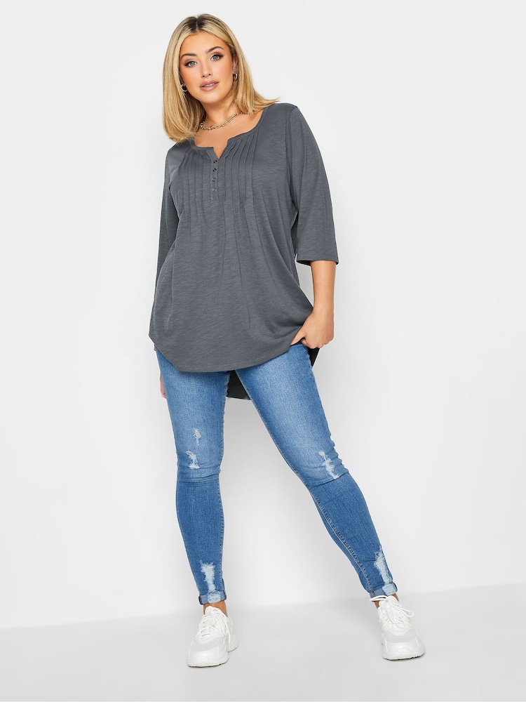 Grau - Yours Curve Pintuck Button Henley 100 % Baumwoll-T-Shirt - Bild 2 von 4 Grau - Yours Curve Pintuck Button Henley 100 % Baumwoll-T-Shirt - Bild 2 von 4