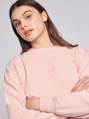 من U.S. Polo Assn. سويت شيرت نسائي كبير وردي بتصميم خيّال مزدوج - صورة 2 من 7