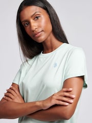 أزرق سماوي - من U.S. Polo Assn. تيشرت من القطن بنسبة 100% بياقة بحافة مستديرة وبشعار خيّال مزدوج للنساء - صورة 2 من 5