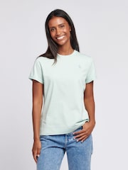 أزرق سماوي - من U.S. Polo Assn. تيشرت من القطن بنسبة 100% بياقة بحافة مستديرة وبشعار خيّال مزدوج للنساء - صورة 5 من 5
