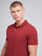الأحمر الرائع - قميص بولو منسوج من القطن 100%، تلبيس قياسي من U.S. Polo Assn. - صورة 2 من 5