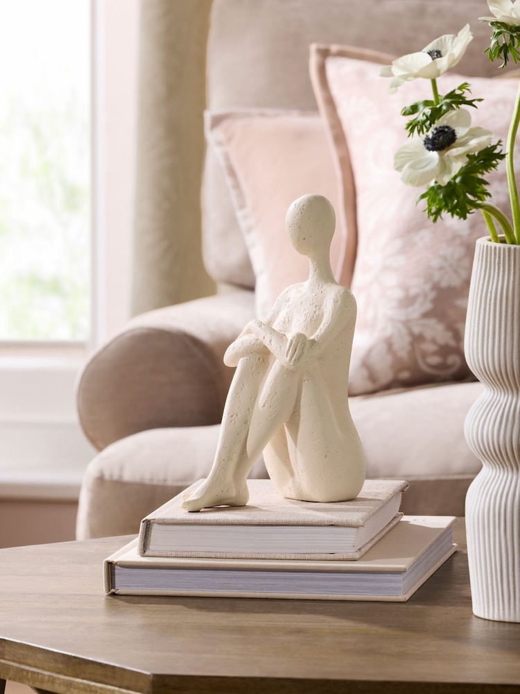 Ornamento de figura sentada Scandi - Imagem 1 de 6