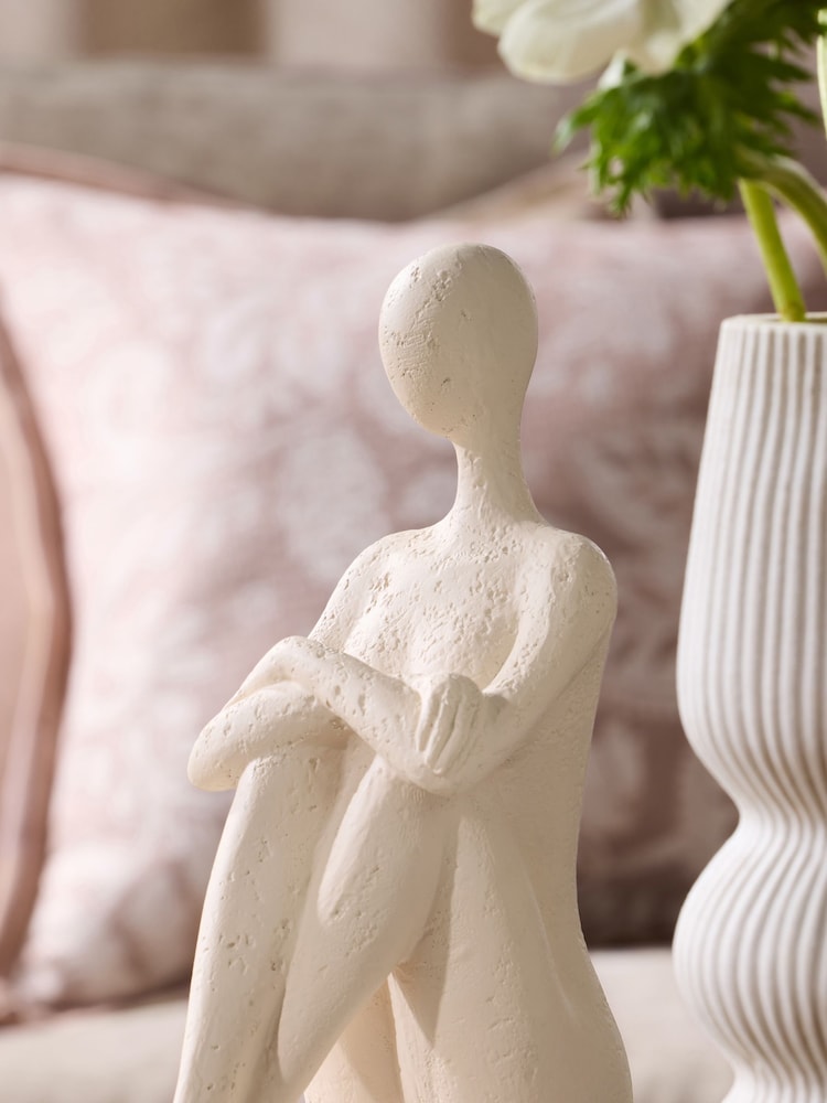 Ornamento de figura sentada Scandi - Imagem 2 de 6