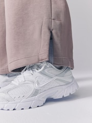 Nike White Vomero V5 Runner Trainers - Image 3 of 12