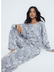 سويت شيرت قطن 100% بفتحة رقبة عريضة وتأثير جلد الثعبان للأحجام الصغيرة من River Island - صورة 1 من 4
