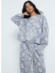 سويت شيرت قطن 100% بفتحة رقبة عريضة وتأثير جلد الثعبان للأحجام الصغيرة من River Island - صورة 2 من 4