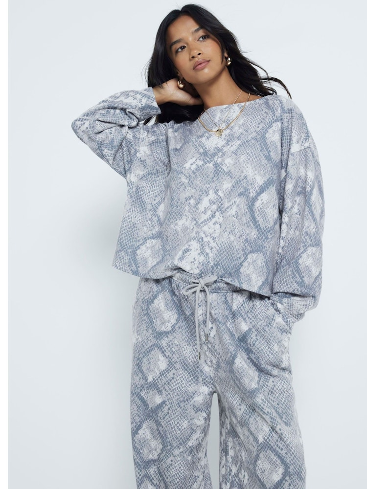 سويت شيرت قطن 100% بفتحة رقبة عريضة وتأثير جلد الثعبان للأحجام الصغيرة من River Island - صورة 2 من 4