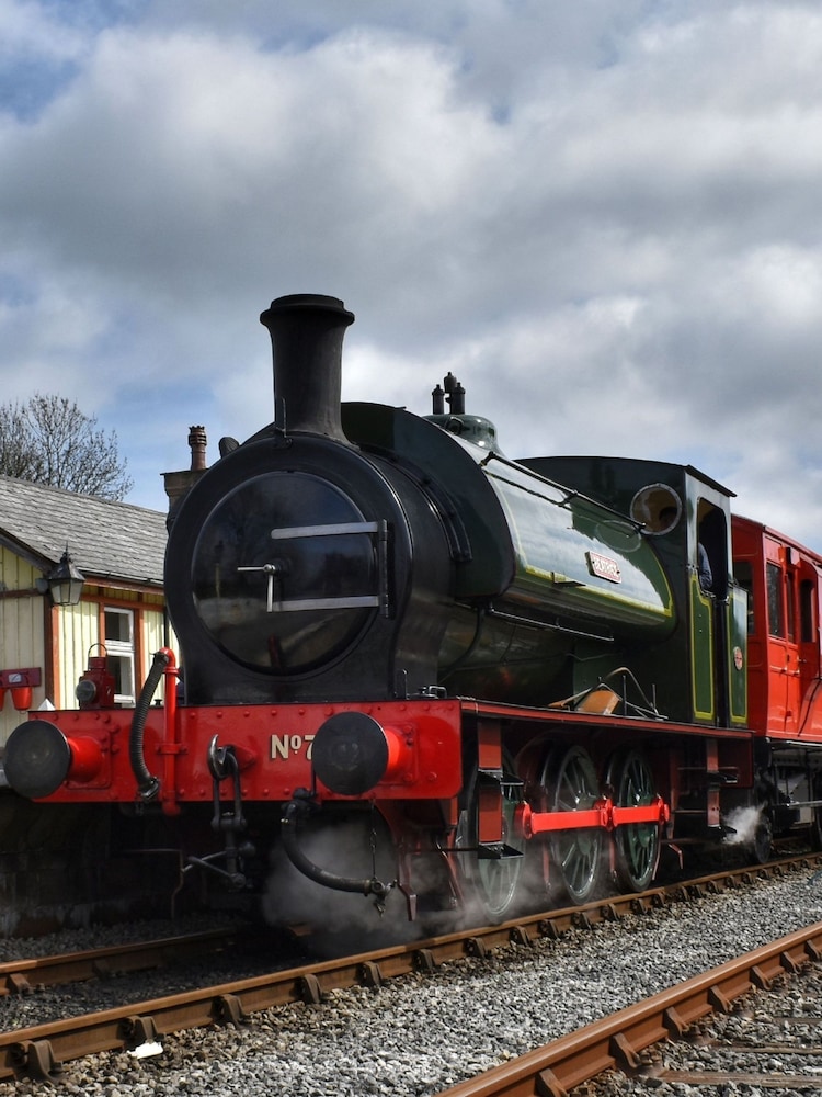 Virgin Experience Days Embsay Bolton Abbey Railway Steam Train with Breakfast for Two - Image 2 of 4