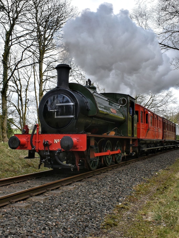 Virgin Experience Days Embsay Bolton Abbey Railway Steam Train with Breakfast for Two - Image 4 of 4