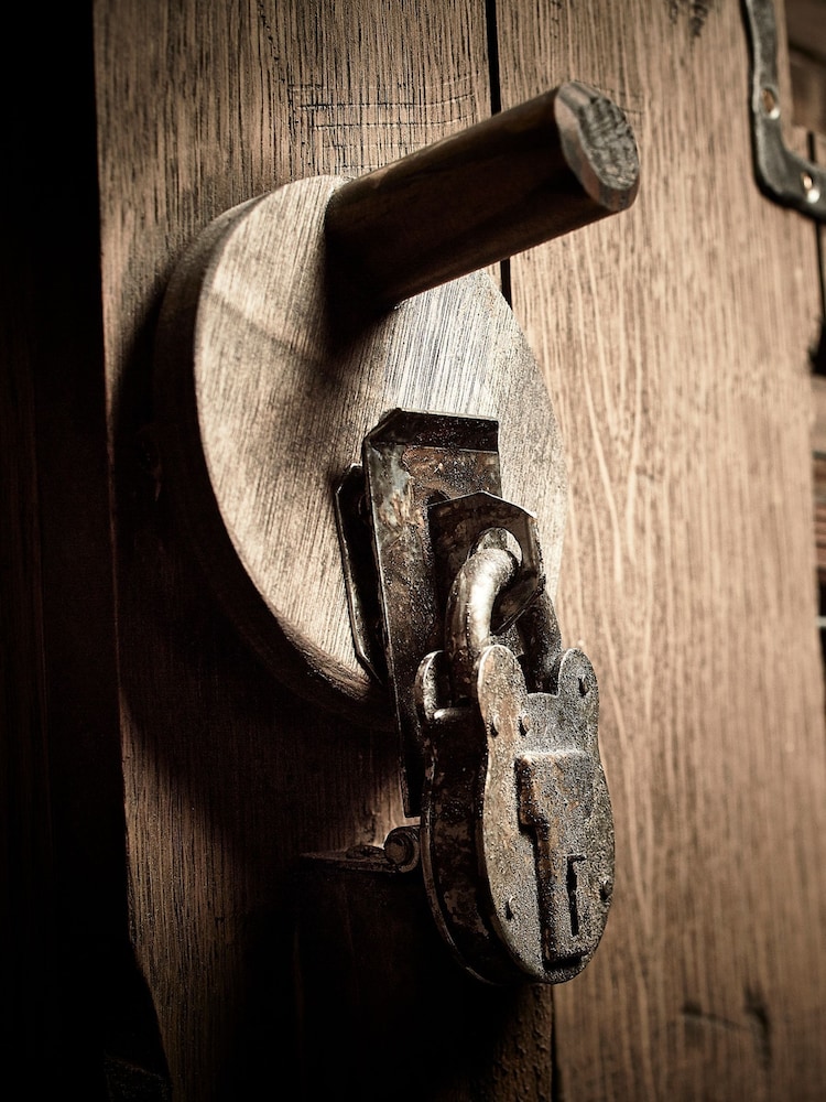 Virgin Experience Days Blackbeard's Treasure Escape Game for Two with Hunt - Image 2 of 3