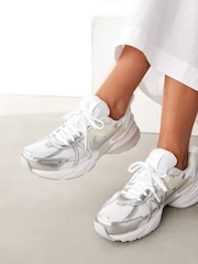 Nike White/Silver V2K Retro Runner Trainers - Image 3 of 15