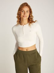 Camiseta blanca ajustada con cuello henley y costuras doradas de Tommy Jeans - Imagen 1 de 6
