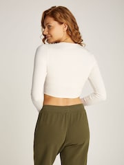 Camiseta blanca ajustada con cuello henley y costuras doradas de Tommy Jeans - Imagen 2 de 6