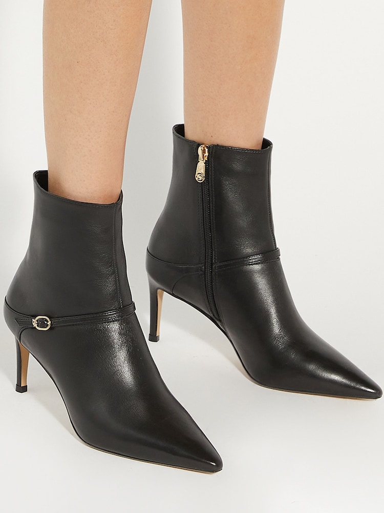 Schwarz - Dune London – Olene – Stiefeletten mit spitzer Zehenpartie und Schnalle - Bild 1 von 7 Schwarz - Dune London – Olene – Stiefeletten mit spitzer Zehenpartie und Schnalle - Bild 1 von 7
