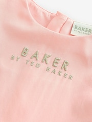 وردي ـ فستان بتفصيل مطرز من Baker By Ted Baker - صورة 4 من 5