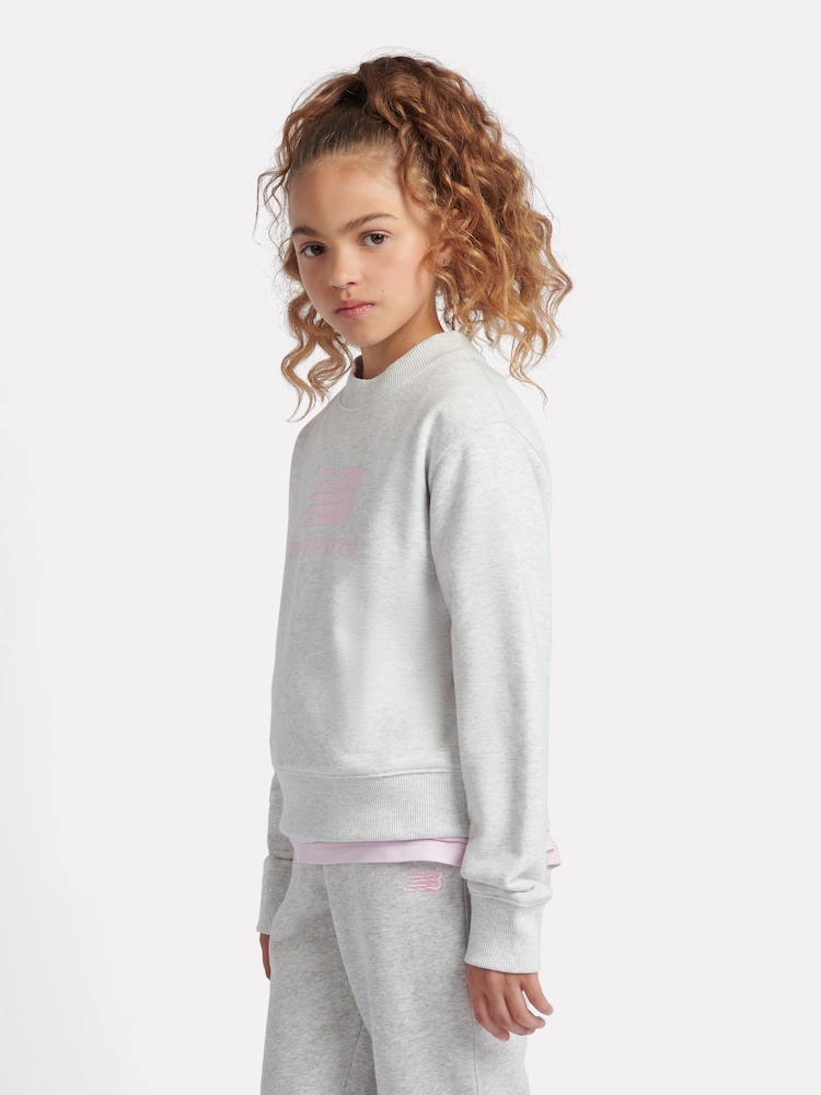 Gris - New Balance Kids French Terry Stacked Logo Crew Sweatshirt - Imagen 2 de 8