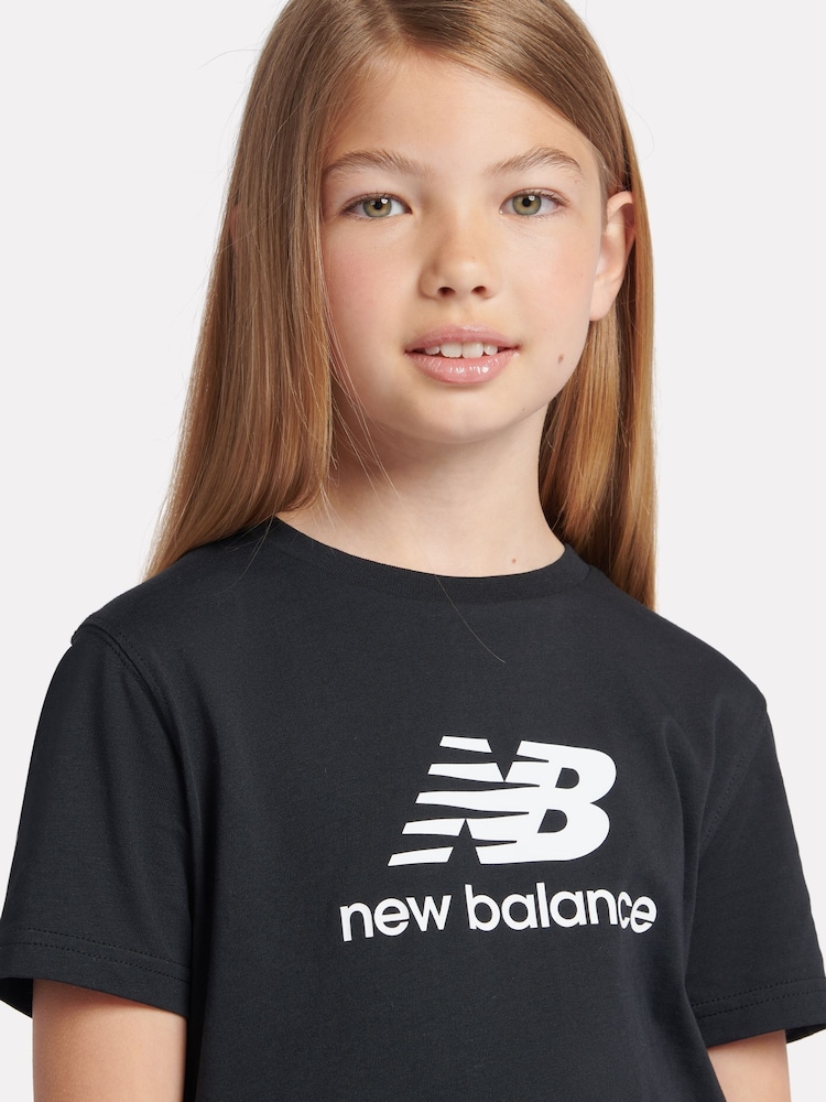 أسود - تيشرت مزين بشعار مكدس للبنات من New Balance - Image 4 of 8