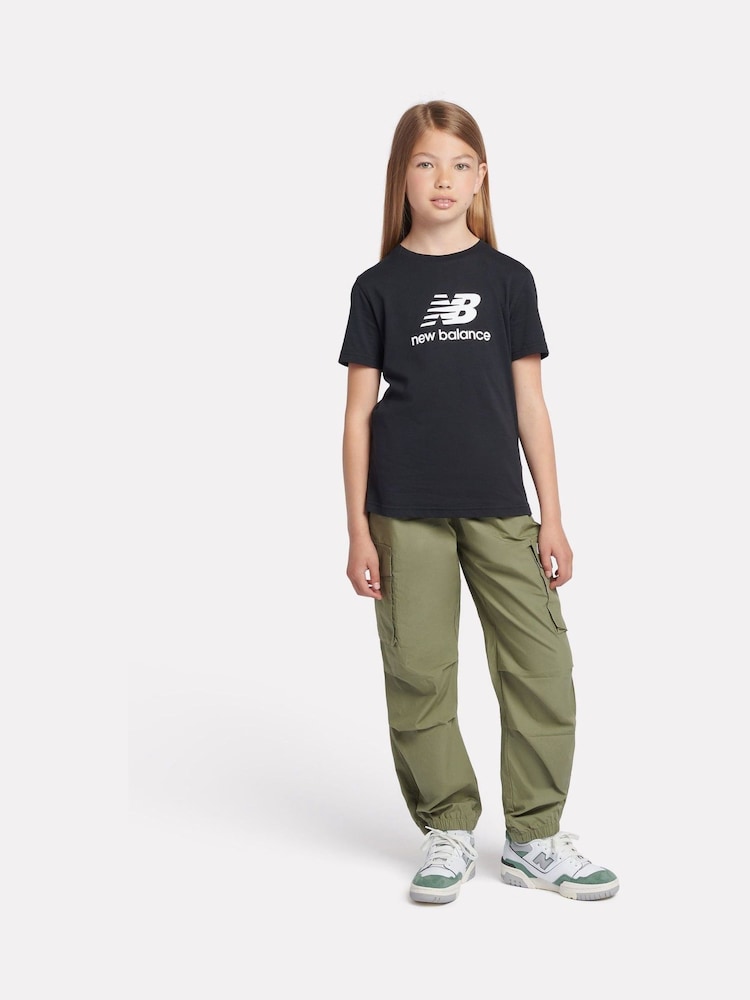 أسود - تيشرت مزين بشعار مكدس للبنات من New Balance - Image 5 of 8
