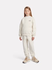 Biały - Bluza dziewczęca New Balance z okrągłym nadrukiem z motywem kwiatowym - Image 6 of 9