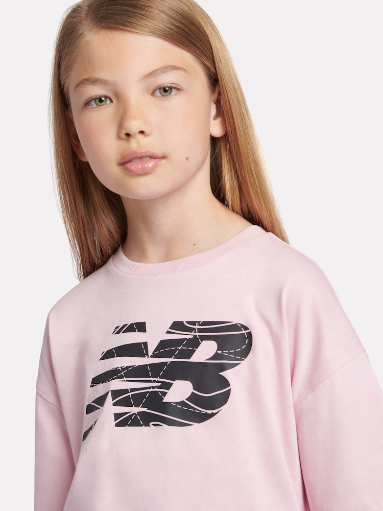 Roze - New Balance Girls 100% Cotton AOP Fill Logo T-Shirt - Image 4 of 9