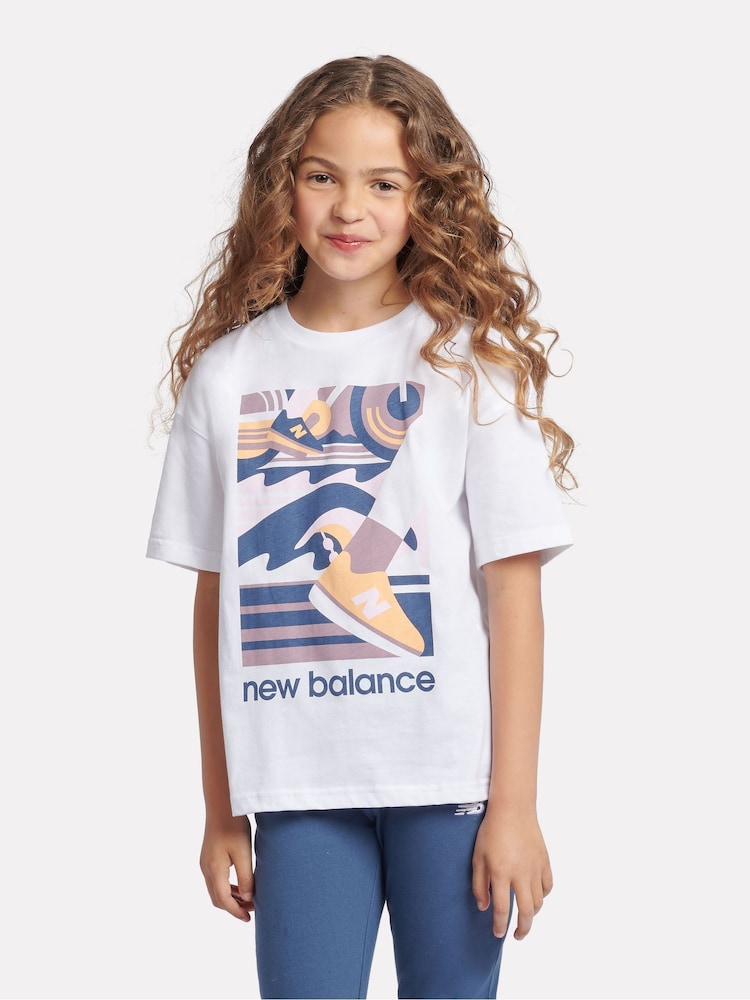 تيشرت للبنات من القطن 100% من تشكيلة Greatest Hits من New Balance - صورة 1 من 11 تيشرت للبنات من القطن 100% من تشكيلة Greatest Hits من New Balance - صورة 1 من 11