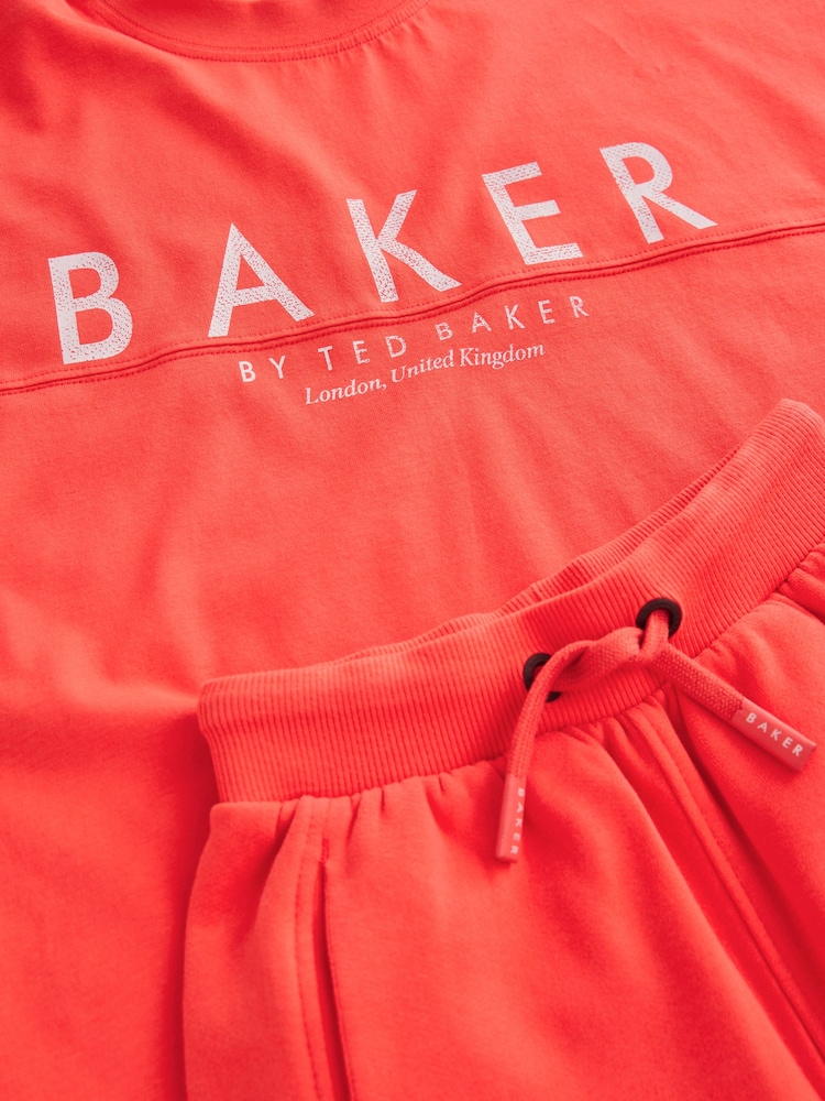Baker by Ted Baker – Oversize-Set aus rotem T-Shirt und Shorts - Bild 11 von 11 Baker by Ted Baker – Oversize-Set aus rotem T-Shirt und Shorts - Bild 11 von 11