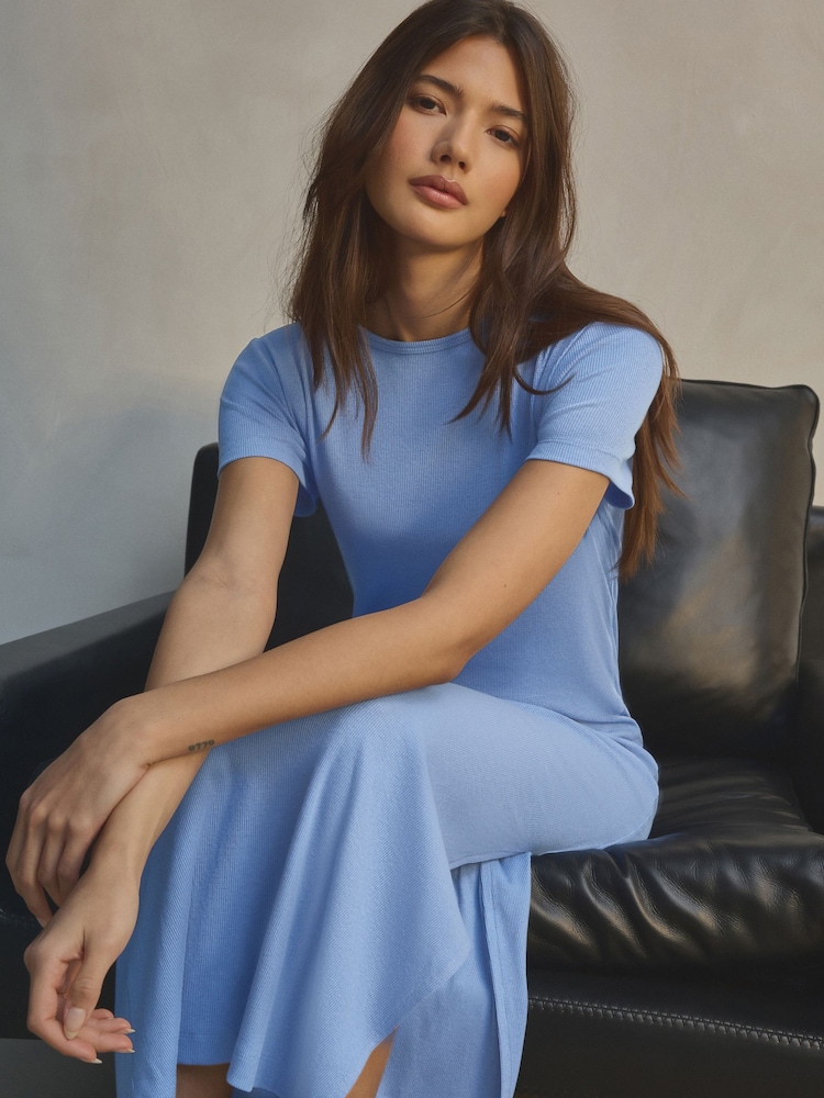 Himmelblau - Geripptes Säulen-Maxikleid im T-Shirt-Stil mit Schlitz - Bild 1 von 7 Himmelblau - Geripptes Säulen-Maxikleid im T-Shirt-Stil mit Schlitz - Bild 1 von 7