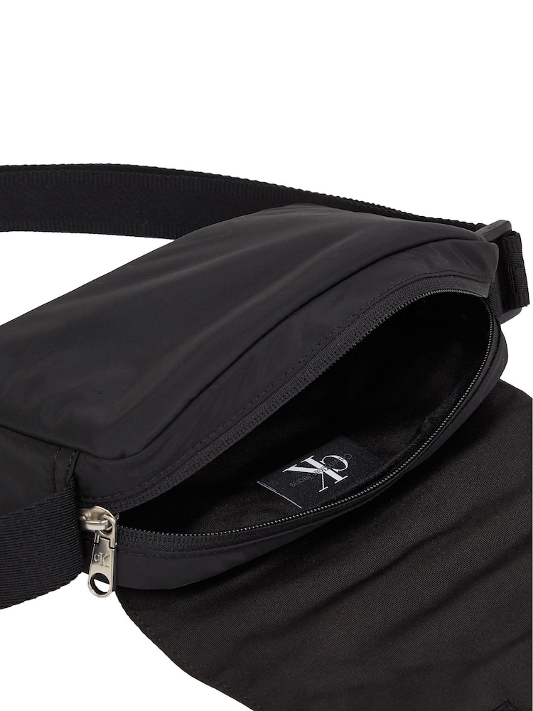 Calvin Klein – Kameratasche mit Webband - Bild 2 von 4