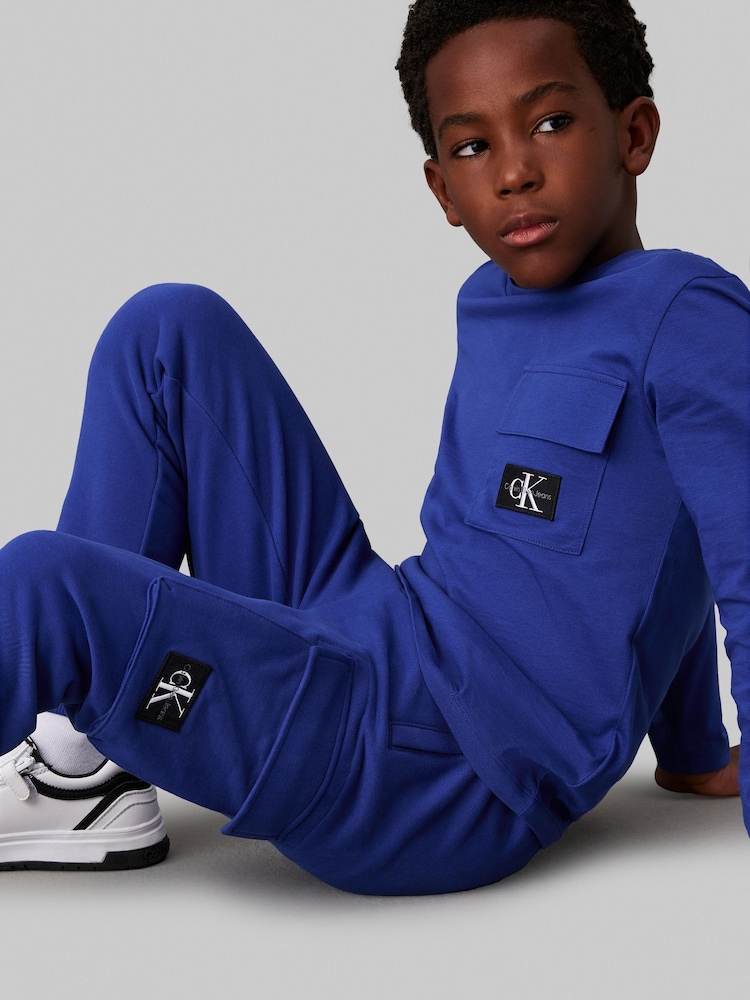 بنطلون رياضي مريح مزيّن بشارة من Calvin Klein - صورة 5 من 5