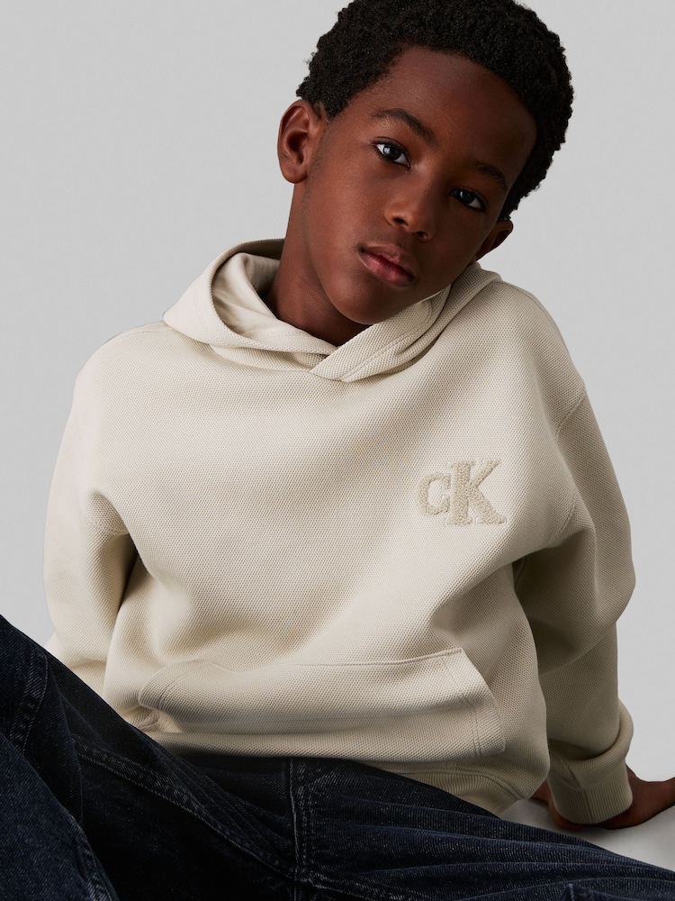 Calvin Klein Povezane tkanine Pique z vzorcem Monogram kapucar; jopa/pulover s kapuco - Slika 4 iz 4 Calvin Klein Povezane tkanine Pique z vzorcem Monogram kapucar; jopa/pulover s kapuco - Slika 4 iz 4