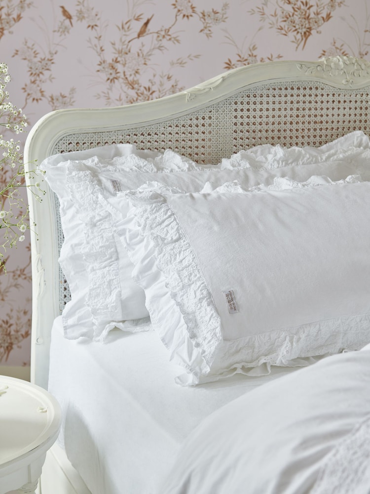 Shabby Chic by Rachel Ashwell® Broderie Anglaise Volant Lot Taies d’oreiller de 2 - Image 3 of 5