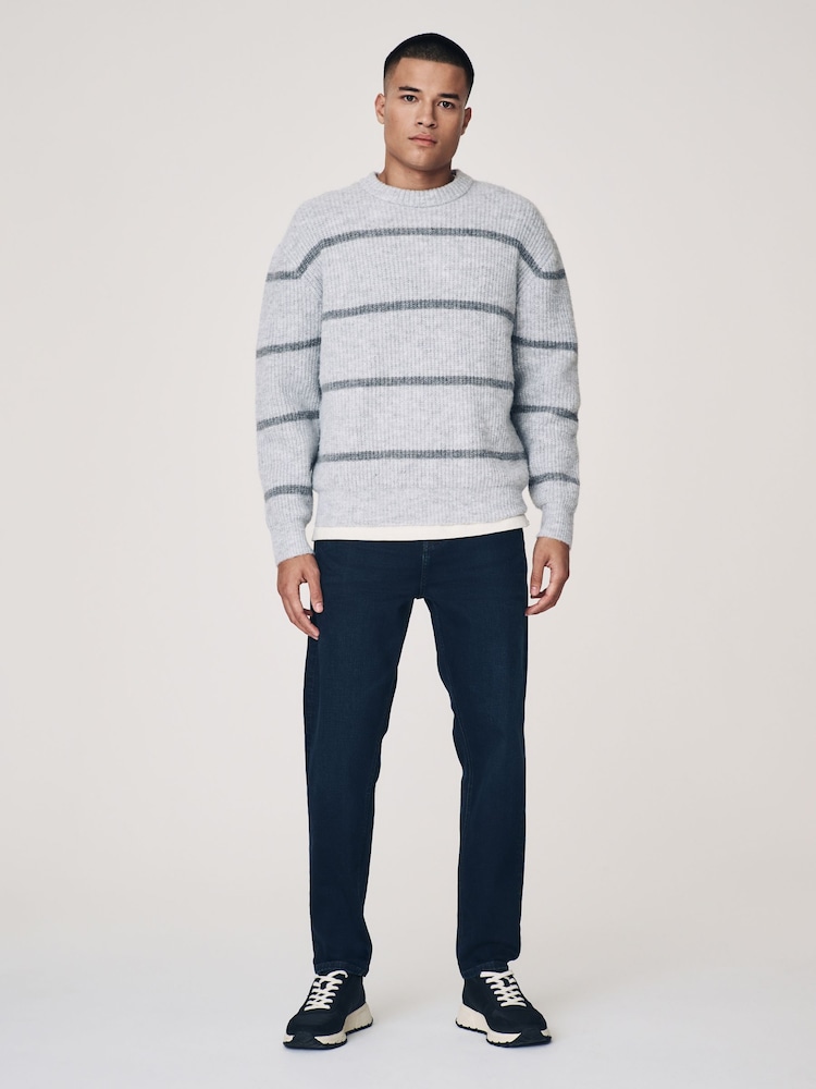 Dunkles Tintenblau - reguläre Passform mit schmal zulaufendem Bein - Denim-Jeans mit Vintage-Waschung - Bild 2 von 13 Dunkles Tintenblau - reguläre Passform mit schmal zulaufendem Bein - Denim-Jeans mit Vintage-Waschung - Bild 2 von 13