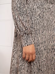 Live Unlimited Mărimi mici Zebra Wrap Rochie With Blousen Sleeves - Image 3 of 4